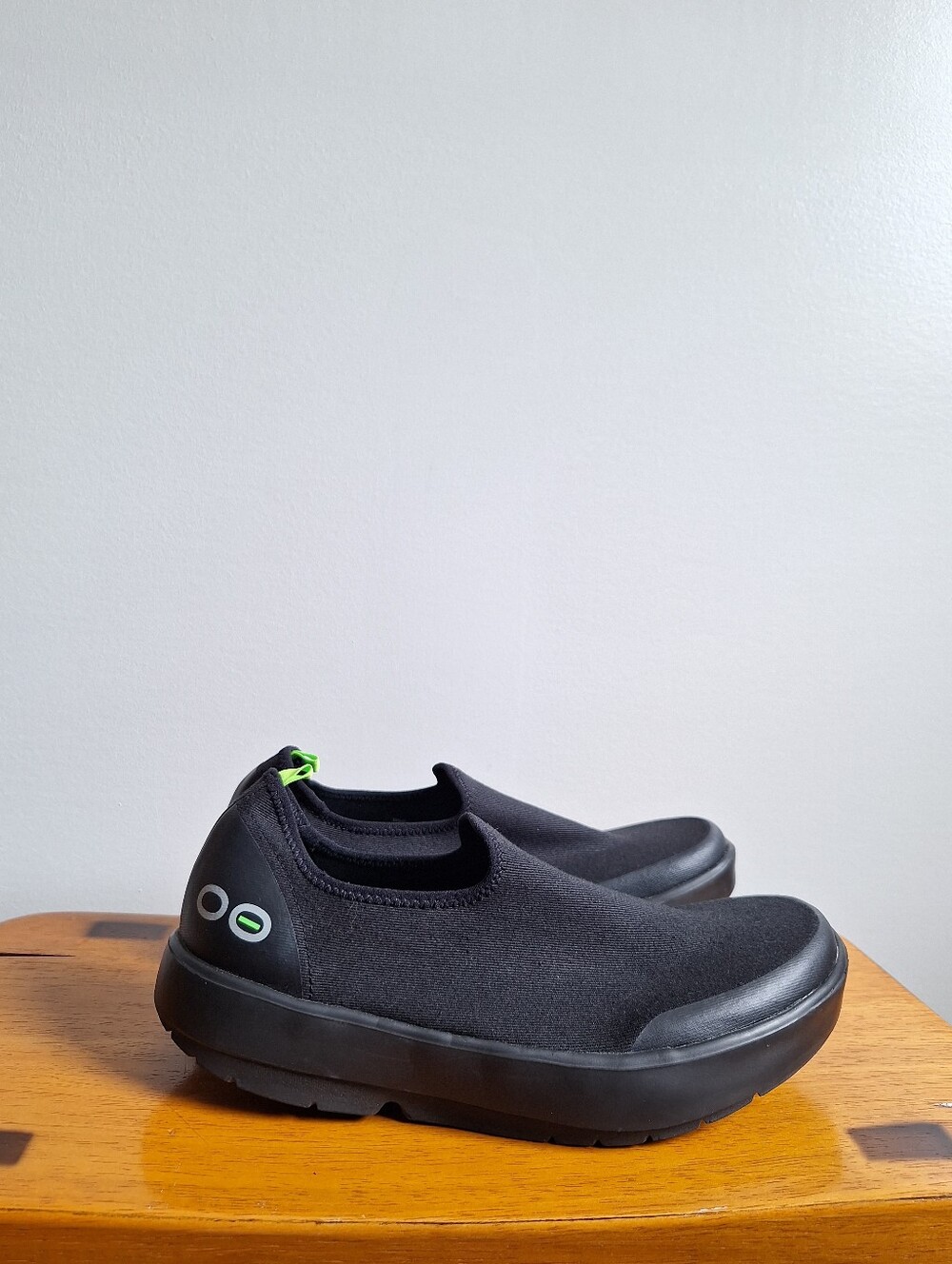 OOFOS OOmg eeZee Low Recovery Shoe - Women’s Size 9W - Picture 2 of 12
